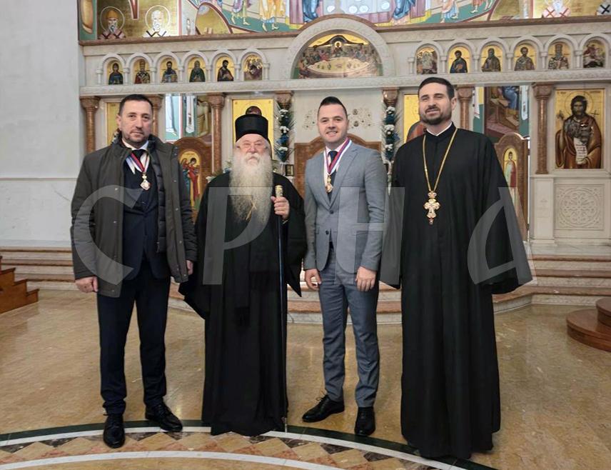 ФОЧА, 14. ОКТОБРА /СРНА/ - Српски народ у каквим год приликама и неприликама био, градио је и украшавао храмове, као мјесто сусрета са Богом, али још важније, као мјесто сусрета једних са другима, истакао је Његово високопреосвештенство митрополит дабробосански Хризостом у бесједи у Храму Светог Саве у Фочи, који данас слави двије деценије од почетка градње и прве литургије на темељима храма.