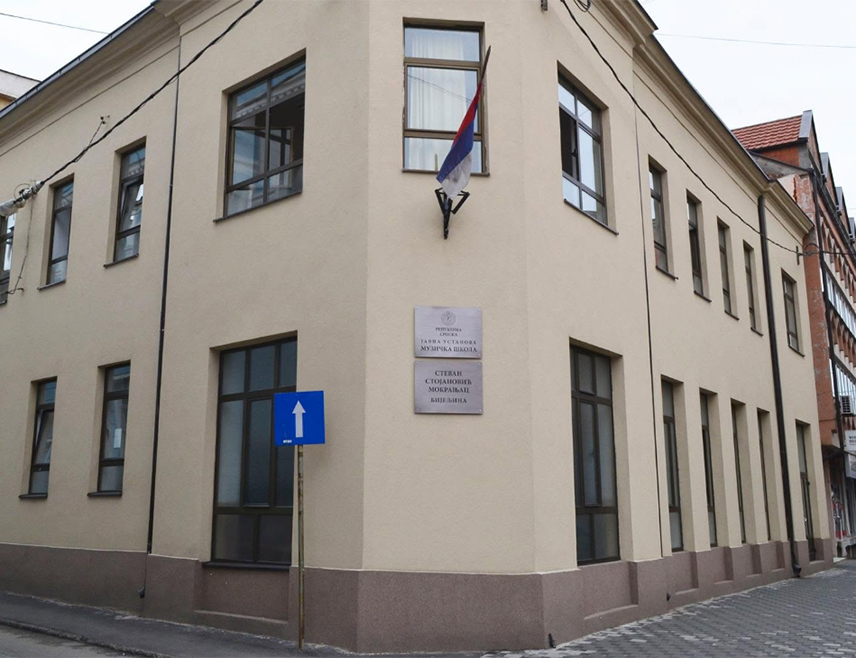 БИЈЕЉИНА, 14. ОКТОБРА /СРНА/ - Музичка школа "Стеван Стојановић Мокрањац" у Бијељини је захваљујући донацији Кабинета предсједника Републике Српске набавила нове инструменте и адаптирала просторије.