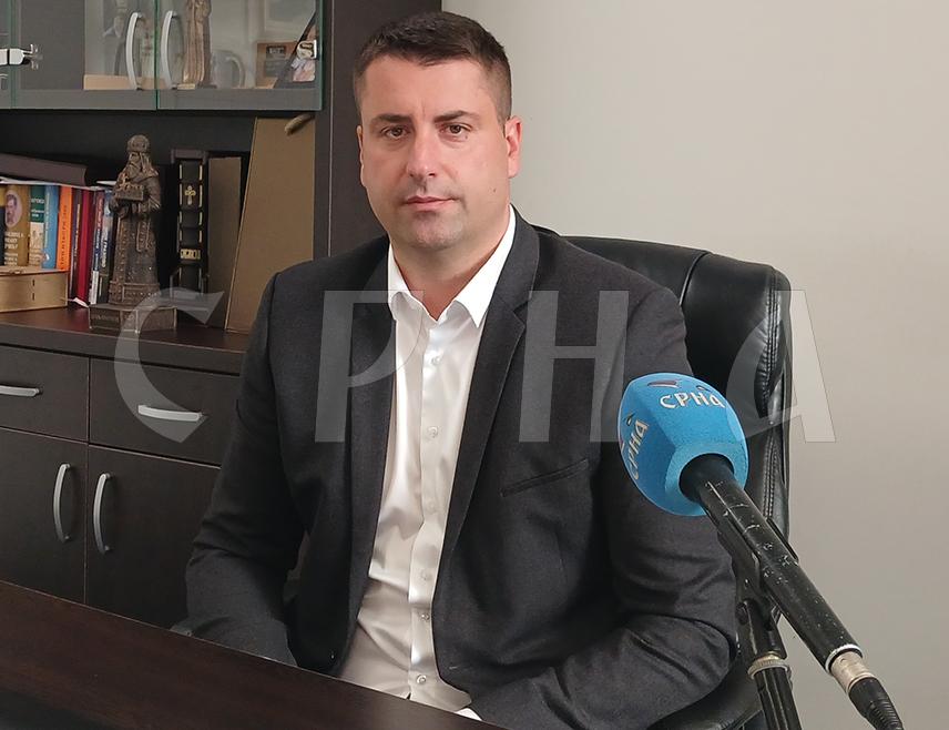 ИСТОЧНО НОВО САРАЈЕВО, 14. ОКТОБРА /СРНА/ - Начелник Источног Новог Сарајева Јован Катић изјавио је Срни да је око 2.000.000 КМ у протекле три године уложено у реконструкцију Улице Ђуре Јакшића, која би требало да буде завршена до краја године.