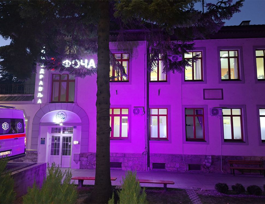 ФОЧА, 15.ОКТОБРА /СРНА/ - Дом здравља Фоча је поводом мјесеца борбе против рака дојке освијетлио зграду ружичастом бојом, као симбол подршке женама које се суочавају са овом болешћу, њиховим породицама и свима који су уз њих.