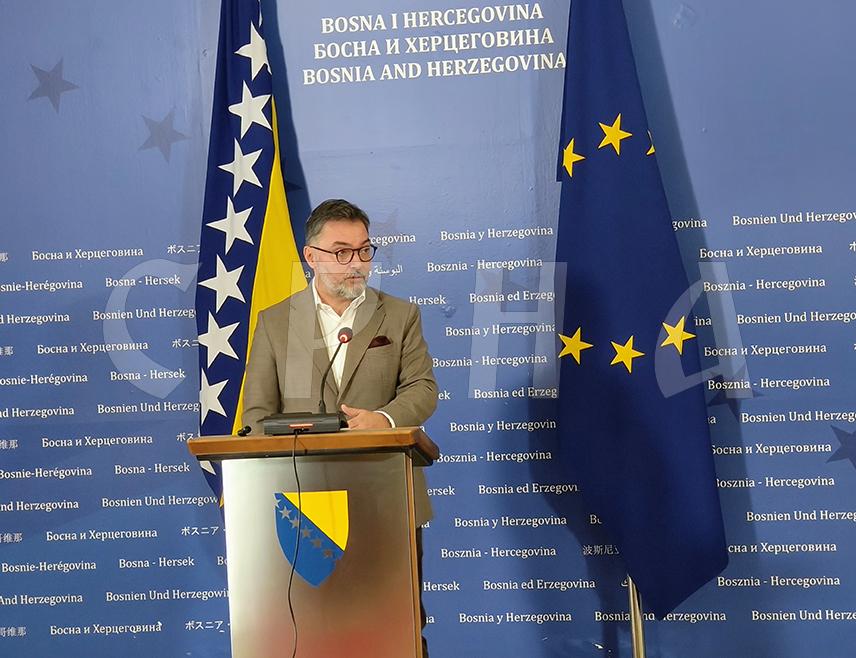 САРАЈЕВО, 15. ОКТОБРА /СРНА/ - Нови устав Републике Српске говори о снази и политичкој одговорности институција и да Српска има капацитет да донесе тај нови акт, који није усмјерен ни против кога, изјавио је данас замјеник предсједавајуће Савјета министара Сташа Кошарац.