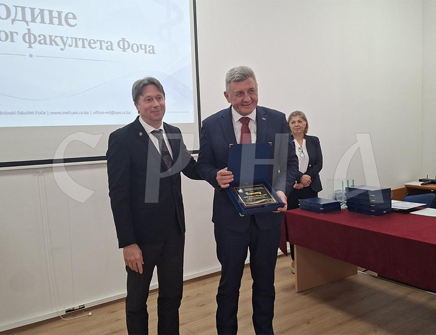 FOČA, OCTOBER 15 /SRNA/ - Republika Srpska Minister for Scientific and Technological Development and Higher Education Draga Mastilović was presented with the Charter of the Faculty of Medicine in Foča in recognition of his exceptional support for the development of the higher education institution.