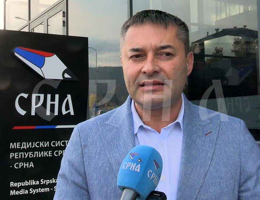 ПАЛЕ, 15. ОКТОБРА /СРНА/ - Посланик у Народној скупштини Републике Српске Ацо Станишић рекао је Срни да би проглашење новог устава Српске био природан наставак националне политике коју води предсједник Милорад Додик и одговоран однос према Палама, које ће кроз тај процес добити мјесто које заслужују у историји.