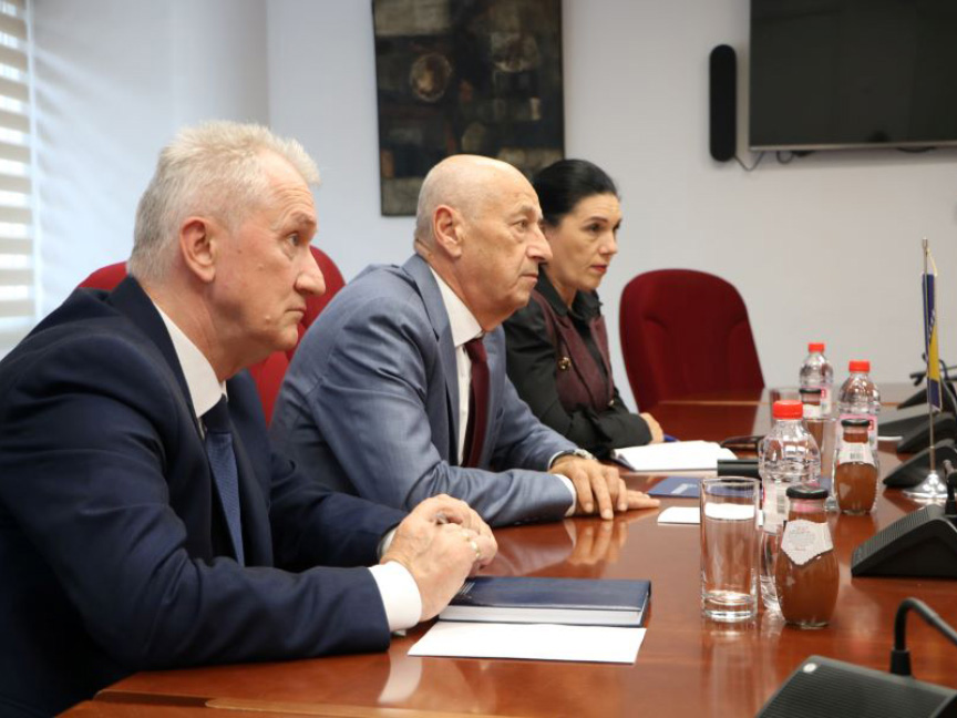 SARAJEVO, OCTOBER 16 /SRNA/ - Slovenia believes that the issue of professional drivers from BiH staying in the Schengen Area should be resolved at EU level, it was said at a meeting between President of the Foreign Trade Chamber of BiH Zdravko Marinković and Slovenian Ambassador Damijan Sedar.