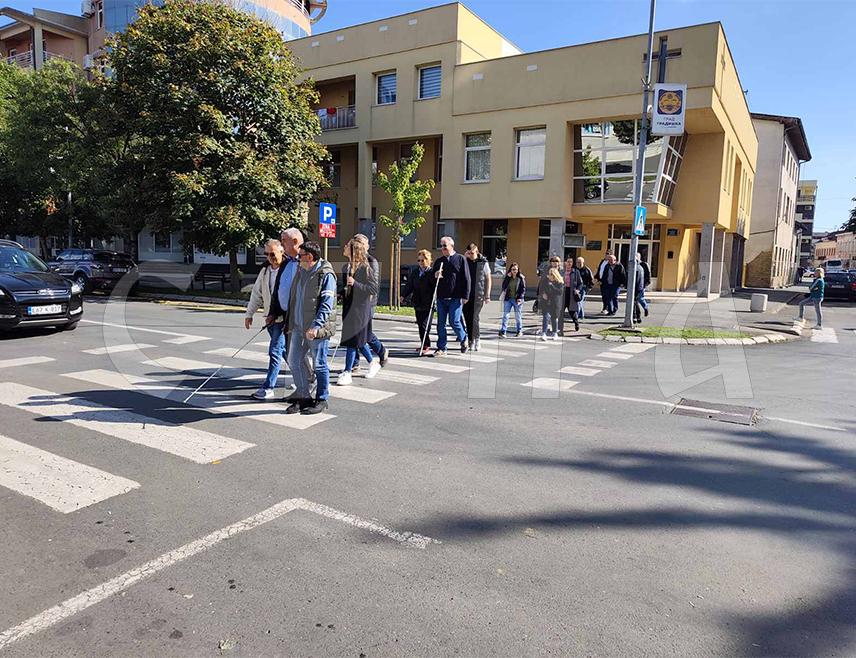 ГРАДИШКА, 16. ОКТОБРА /СРНА/ - Чланови Градске организације слијепих и слабовидих лица Градишка обиљежили су данас Свјетски дан бијелог штапа шетњом кроз град и дружењем којем су присуствовали и чланови Организације слијепих из Новог Сада.