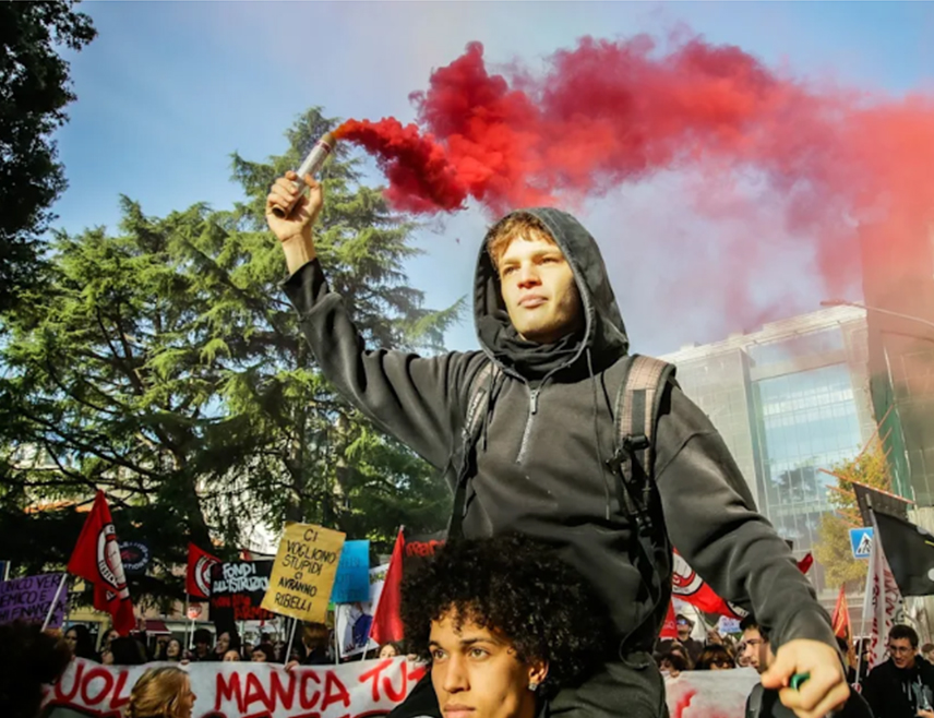 РИМ, 16. ОКТОБРА /СРНА/ - Више десетина хиљада италијанских ученика учествовало је у демонстрацијама са захтјевом за бољим условима у школама.