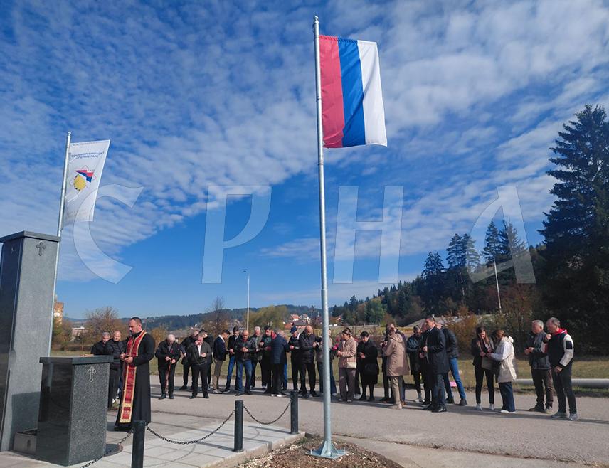 ПАЛЕ, 17. ОКТОБРА /СРНА/ - На Палама је данас служен помен и положени су вијенци и цвијеће на Спомен-обиљежје радницима предузећа "Фамос-Коран" и "Фабрике мотора специјалне намјене" /ФМСН/, који су као борци Војске Републике Српске погинули у Одбрамбено-отаџбинском рату.