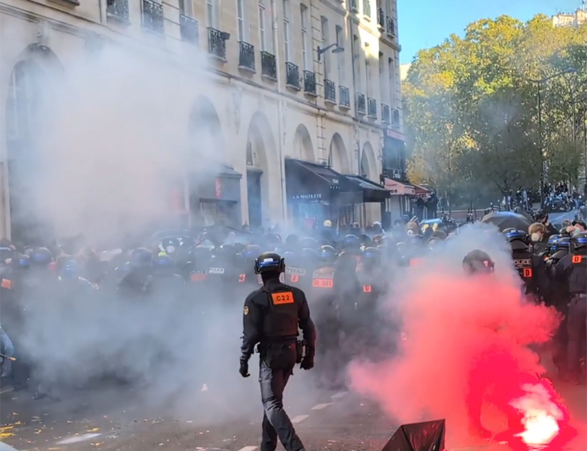 ПАРИЗ, 17. ОКТОБРА /СРНА/ - Више од 160 људи ухапшено је током протеста широм Француске, јавља Би-Би-Си.