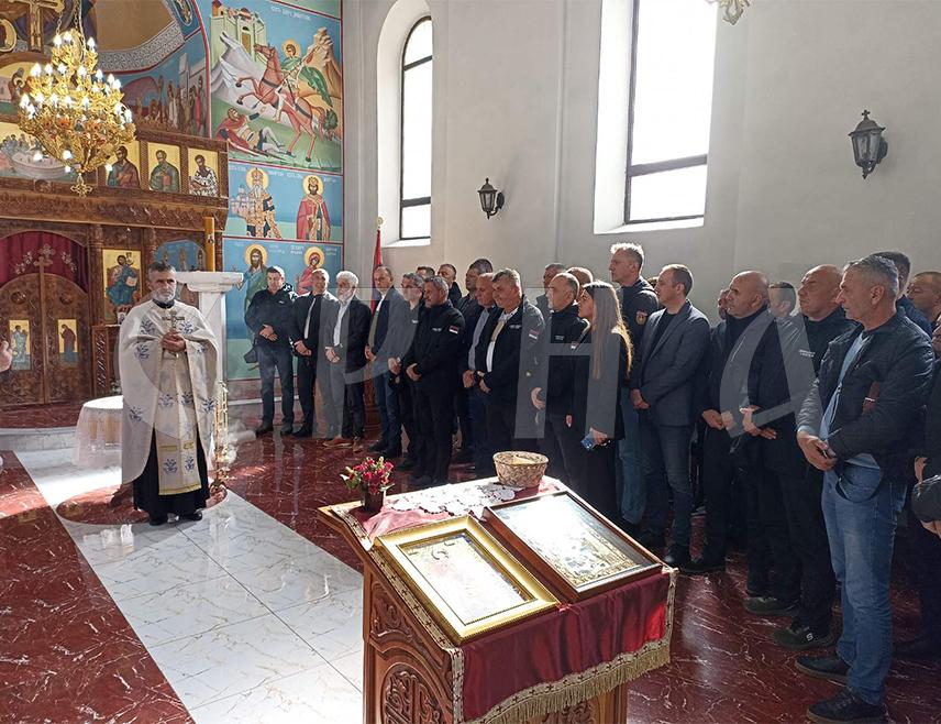 ТРНОВО, 18. ОКТОБРА /СРНА/ - У Храму Светог Геогрија у Трнову служи се парастос за погинуле припаднике Прве гардијске моторизоване бригаде Главног штаба Војске Републике Српске и све погинуле борце и цивиле у одбрани ове општине.