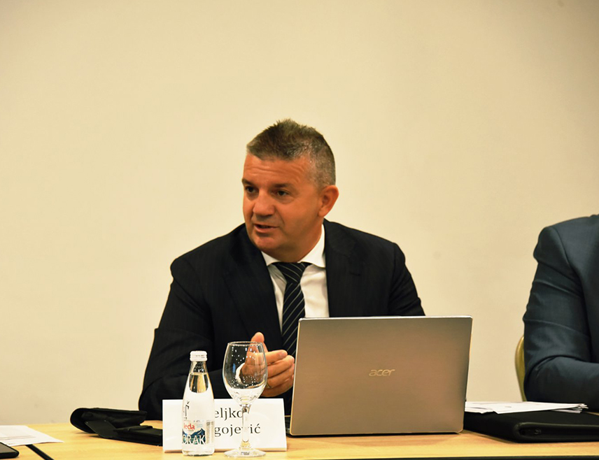БАЊАЛУКА, 19. ОКТОБРА /СРНА/ - Судска полиција Републике Српске континуирано ради на јачању кадровских капацитета, подмлађивању састава и унапређењу стручне оспособљености својих припадника како би одговорила на све сложеније захтјеве и обезбиједила несметано функционисање правосудних институција, изјавио је Срни директор Судске полиције Жељко Драгојевић.