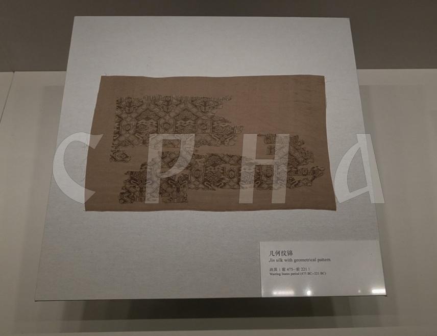 ХАНГЏОУ, 20. ОКТОБРА /СРНА/ – Кинеска традиција производње свиле, стара око пет хиљада година, представљена је у Националном музеју свиле у Хангџоуу, гдје изложени експонати свједоче о развоју једног од најзначајнијих заната у историји Кине и његовом утицају на свјетску трговину и културну размјену.
