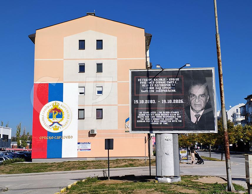 ИСТОЧНО САРАЈЕВО, 19. ОКТОБРА /СРНА/ - На подручју општина Источно Ново Сарајево и Источна Илиџа данас су постављени билборди са фотографијом на којој је муслимански ратни лидер Алија Изетбеговић, уз поруку да 23 године након његове смрти крваве руке нису опране нити су одговорни за муслиманске злочине над Србима заборављени.
