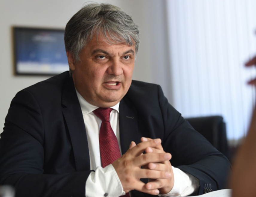 БЕОГРАД, 19. ОКТОБРА /СРНА/ - Генерални директор "Телекома Србија" Владимир Лучић рекао је да му је и даље забрањен улазак на Косово и Метохију, те да је покренуо судски спор због те незаконите одлуке привремених приштинских институција из августа.