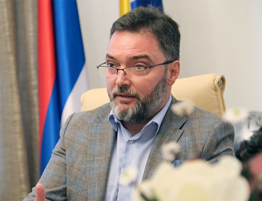 САРАЈЕВО, 20. ОКТОБРА /СРНА/ - Замјеник предсједавајуће Савјета министар Сташа Кошарац истакао је да гнусан натпис исписан на српској тробојци у Источном Сарајеву није само чин вандализма, већ примитиван и сраман покушај понижавања српског народа, те позвао надлежне да открију и санкционишу починиоце, јер Срби неће прихватити колективно жигосање.