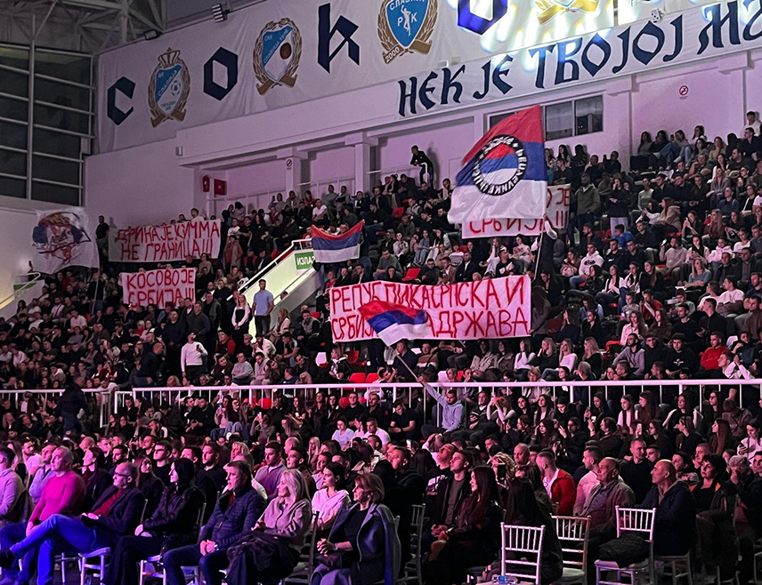 ИСТОЧНО САРАЈЕВО, 20. ОКТОБРА /СРНА/ - Ћутање студената из Србије о транспарентима увредљивим за Републику Српску и српски народ је озбиљно разочарење и ударац међусобном повјерењу, истакли су у заједничком саопштењу Унија студената Републике Српске и Студентски парламент Универзитета у Источном Сарајеву.