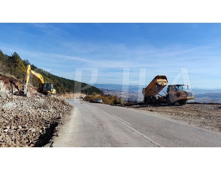 SOKOLAC, OCTOBER 20 /SRNA/ – The third lane on the road over Mount Romanija has been extended by an additional 500 metres beyond the originally planned length of approximately 2,000 metres to address a bend where traffic jams most frequently occur for vehicles travelling from the Podromanija direction, Dragan Buloščić, Technical Director of the Romanijaputevi road construction company, told SRNA.