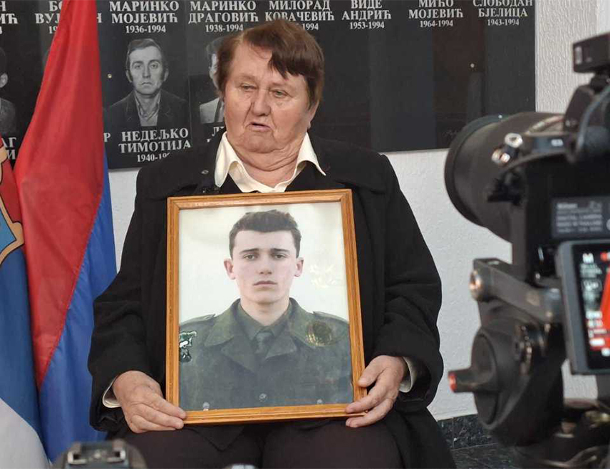 ТРНОВО, 20. ОКТОБРА /СРНА/ - Славојка Драговић из Трнова изгубила је сина Првослава на Рогоју 1992. године, имао је непуних 20 година, а у свом свједочењу је навела да су га комшије муслимани задавиле голим рукама и да је његово тијело пронашао отац који је послије тога преминуо од туге.