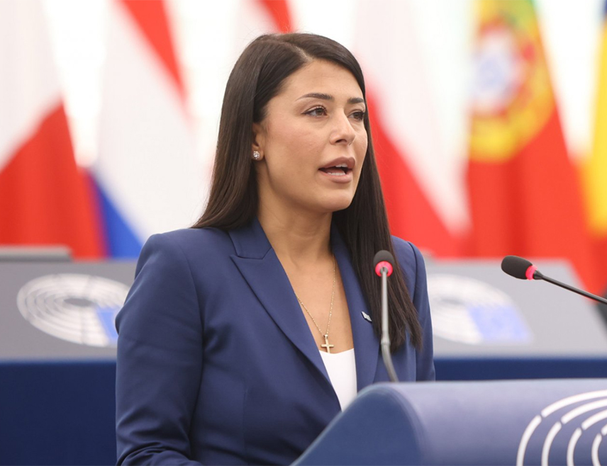 БРИСЕЛ, 20. ОКТОБРА /СРНА/ - Грчки посланик у Европском парламенту Афродити Латинопулу оштро је критиковала ЕУ због прихватања исламиста и крајње љевице, позивајући на њихово протјеривање из Европе.
