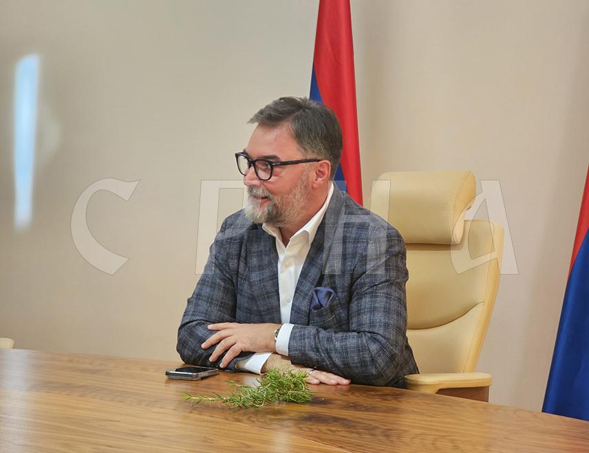 САРАЈЕВО, 20. ОКТОБРА /СРНА/ - Министар спољне трговине и економских односа у Савјету министара Сташа Кошарац изјавио је да је задовољан што се истрајало у политикама руководстава Републике Српске и Србије, којима је циљ био да се омогући гласање држављанима Србије у БиХ.