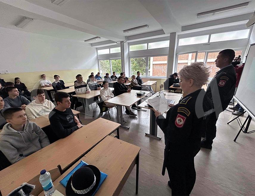 БАЊАЛУКА, 21. ОКТОБРА /СРНА/ - Вршњачко насиље не смије бити прећутано и потребно га је правовремено препознати и пријавити, најчешћи облици су физичко и вербално, а у благом порасту је и интернет насиље, речено је на предавању које је Полицијска управа Бањалука организовала за средњошколце.