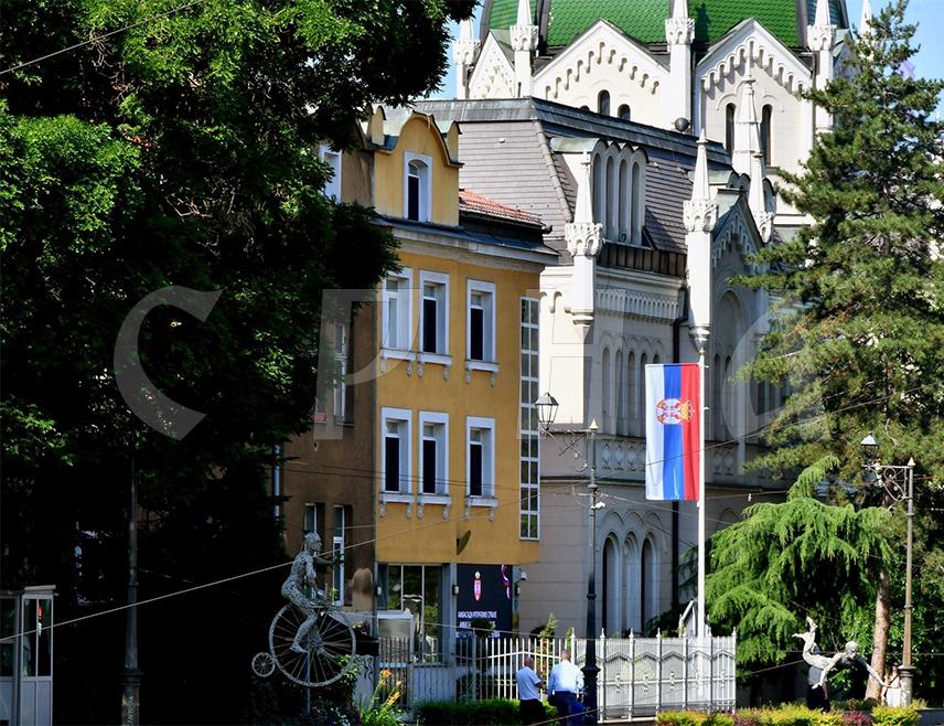 САРАЈЕВО, 21. ОКТОБРА /СРНА/ - Држављани Србије ће право гласа на парламентарним изборима у недјељу, 25. октобра, моћи да остваре на 28 бирачких мјеста у БиХ, речено је Срни у Амбасади Србије у БиХ.