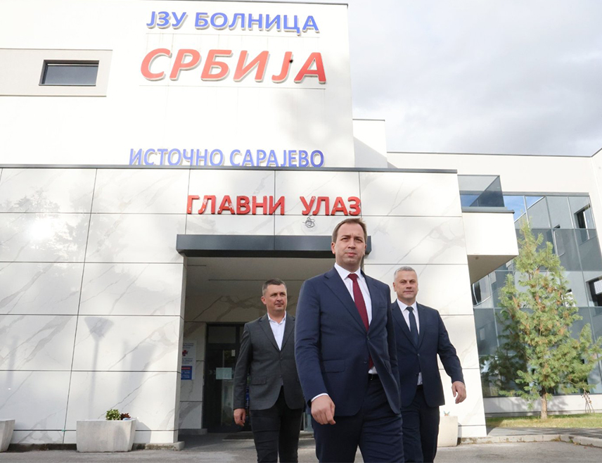 ИСТОЧНО САРАЈЕВО, 21. ОКТОБРА /СРНА/ - Министар правде Републике Српске Горан Селак данас је у Болници "Србија" у Источном Сарајеву посјетио Биљану К, запослену у Основном суду у Бањалуци, која је повријеђена као пјешак на Јахорини.