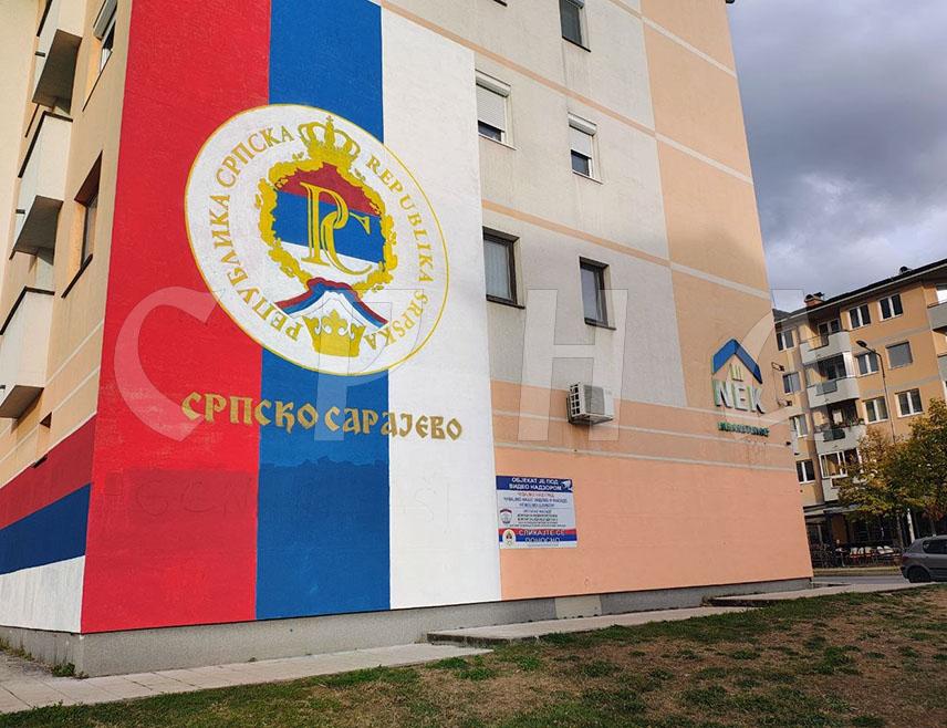 ИСТОЧНО НОВО САРАЈЕВО, 21. ОКТОБРА /СРНА/ - Натпис "геноцидаши" уклоњен је данас са мурала српске тробојке на стамбеној згради у Источном Новом Сарајеву.