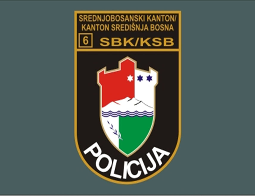 БУГОЈНО, 22. ОКТОБРА /СРНА/ - Полиција је у Бугојну претресом куће и помоћних објеката мушкарца чији су иницијали Е.Ф. /56/ пронашла различите врсте дроге и пиштољ, саопштено је из Министарства унутрашњих послова Средњобосанског кантона.