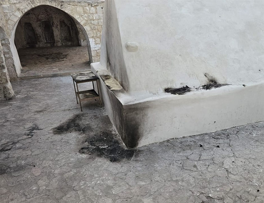 ТЕЛ АВИВ, 22. ОКТОБРА /СРНА/ - Палестински нападачи из села Аварта у Самарији подметнули су пожар на гробници свештеника Елеазара, једном од јеврејских светих мјеста, саопштили су из Министарства спољних послова Израела.