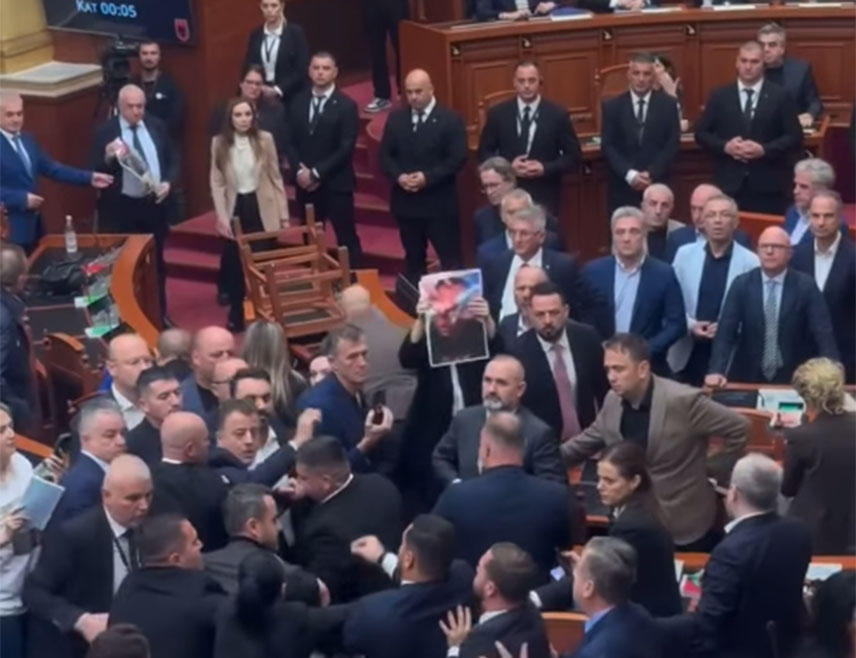 TIRANA, OCTOBER 22 /SRNA/ – Scuffles broke out in the Albanian parliament today, with documents and water thrown toward the speaker as the opposition accused the government of using excessive violence against protesters and called for Prime Minister Edi Rama to resign.