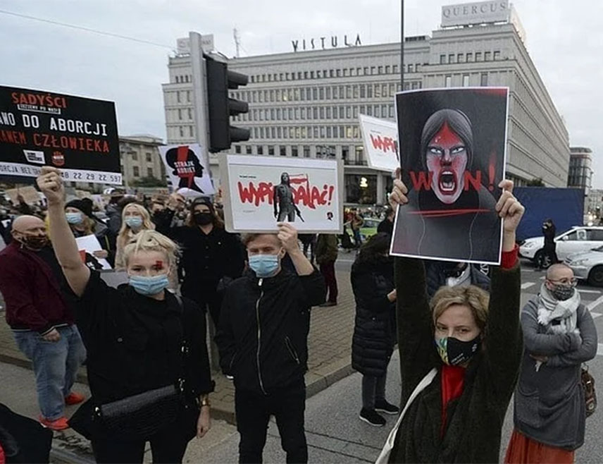 ВАРШАВА, 22. ОКТОБРА /СРНА/ - Велики број људи изашао је данас на улице пољских градова захтијевајући да се ублажи Закон о абортусу.