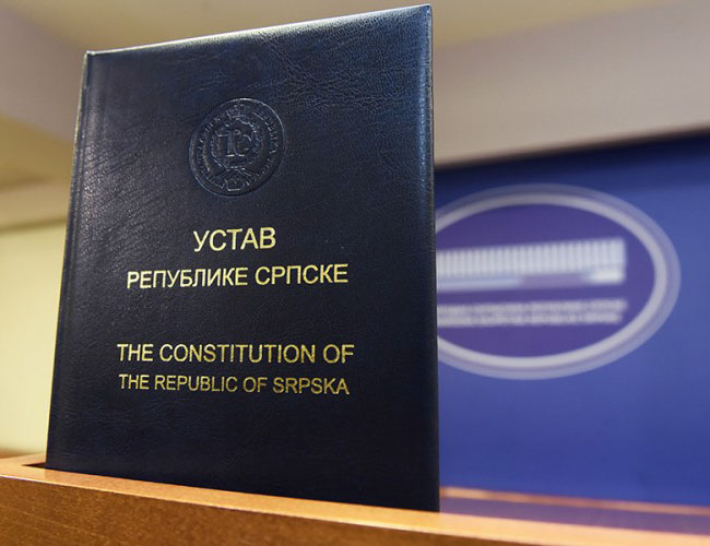 ИСТОЧНО САРАЈЕВО, 23. ОКТОБРА /СРНА/ - Нови устав Републике Српске биће утемељен на изворним дејтонским принципима, јасно ће дефинисати уставни положај Српске и додатно учврстити права српског народа гарантована Дејтонским споразумом, уз пуно уважавање права осталих конститутивних народа, изјавио је Срни члан Предсједништва СНСД-а Сташа Кошарац.