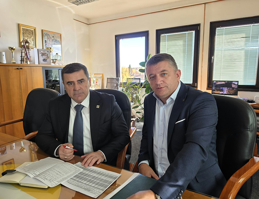 СОКОЛАЦ, 23. ОКТОБРА /СРНА/ - Шумско газдинство "Романија" из Сокоца тренутно је међу два најбоља газдинства у систему Јавног предузећа "Шуме Републике Српске" истакнуто је на састанку директора "Шума" Блашка Каурина са соколачког газдинства Гораном Косорићем.