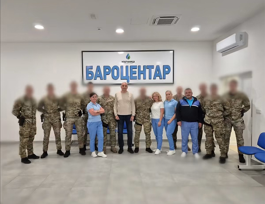 КОЗАРСКА ДУБИЦА, 23. ОКТОБРА /СРНА/ - Тим ронилаца Специјалне антитерористичке јединице /САЈ/ МУП-а Републике Српске данас је посјетио Специјалну болницу за физикалну медицину и рехабилитацију "Мљечаница" гдје су се упознали са могућностима и о примјени хипербаричних комора.