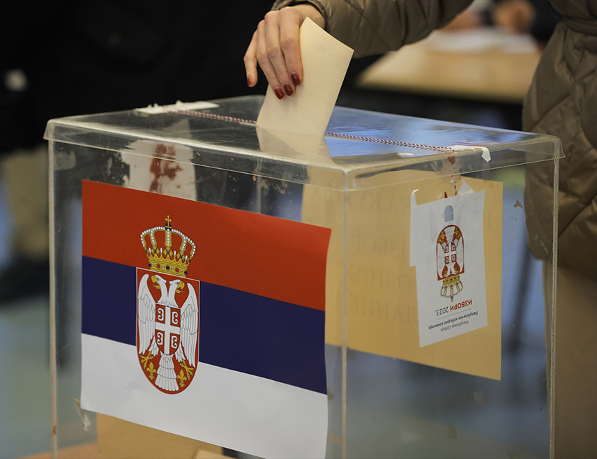 БЕОГРАД, 25. ОКТОБРА /СРНА/ - У Србији се данас одржавају ванредни парламентарни избори, на којима ће готово 6,5 милиона уписаних гласача бирати између 18 изборних листа, од којих је девет мањинских.