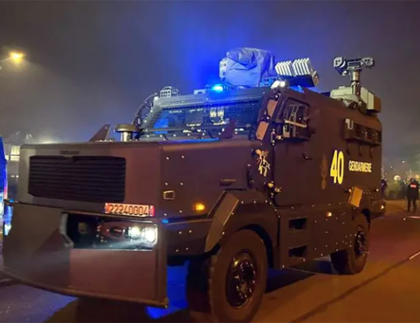 ПАРИЗ, 24. ОКТОБРА /СРНА/ - Оклопна возила француске жандармерије појавила су се на улицама Париза уочи заказаних масовних демонстрација, јавио је дописник ТАСС-а.