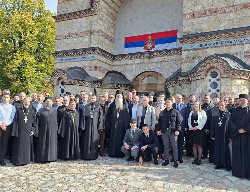 ФОЧА, 24. ОКТОБРА /СРНА/ - Богословија Светог петра Дабробосанског у Фочи је колијевка духовног узрастања српског народа и расадник свештенослужитеља, монаха и архијереја, носилаца живог предања и чувара вијековне духовне баштине, поручено је са свечане академије на којој је обиљежен јубилеј - три деценије од њеног оснивања.