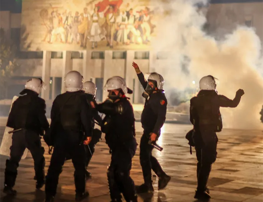 ТИРАНА, 24. ОКТОБРА /СРНА/ - Сукоби између полиције и демонстраната у Тирани су ескалирали, а полиција је употријебила сузавац, гумене метке, водене топове и шок-бомбе, док су демонстранти бацали каменице, Молотовљеве коктеле и пиротехничка средства.