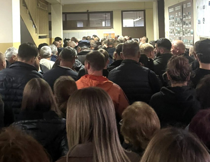 РАШКА/ВРАЊЕ, 25. ОКТОБРА /СРНА/ - На бирачким мјестима у централној Србији на којима гласају Срби са Косова и Метохије од раног јутра стварају се редови за гласање.