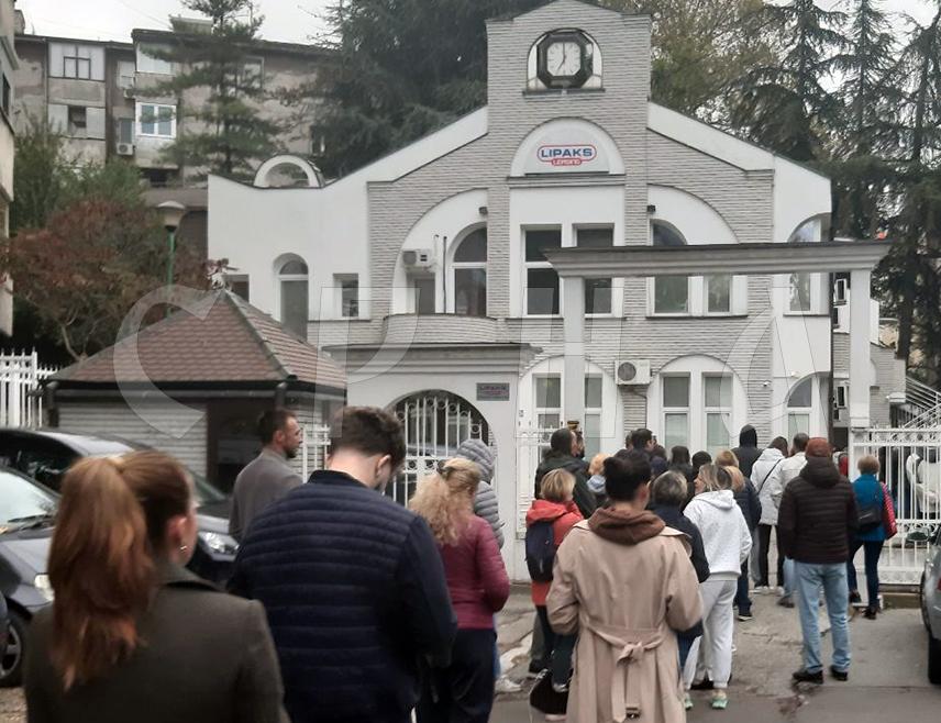 БЕОГРАД, 25. ОКTОБРА /СРНА/ - Од раног јутра грађани Београда у великом броју су изашли да гласају на ванредним парламентарним изборима у Србији.