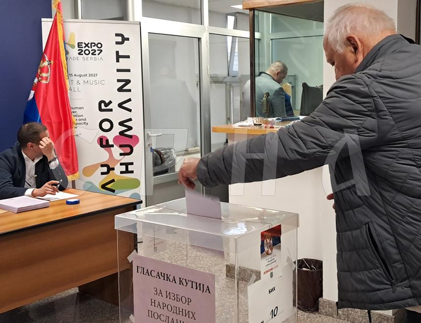 САРАЈЕВО 25. ОКTОБРА /СРНА/ - У Амбасади Србије у Сарајеву јутрос у 7.00 часова отворено је бирачко мјесто за парламентарне изборе у Србији.