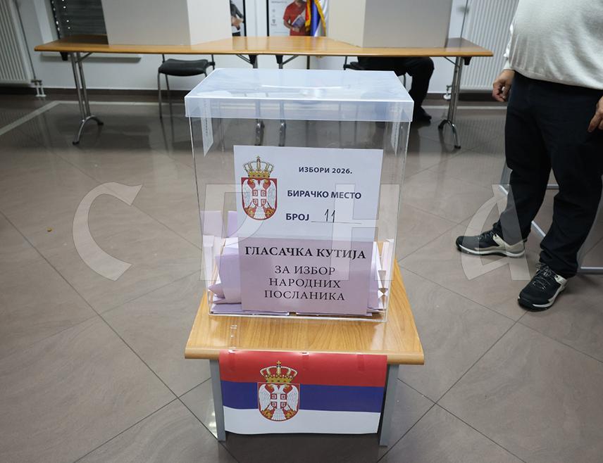 БАЊАЛУКА, 25. ОКТОБРА /СРНА/ - У Бањалуци су у 7.00 часова отворена сва три бирачка мјеста, гдје грађани могу до 20.00 часова гласти на ванредбим парламентарним изборима у Србији, речено је Срни у бирачком одбору Генералног конзулата Србије у Бањалуци.