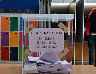 БЕОГРАД, 25. ОКТОБРА /СРНА/ - У Србији је завршено гласање на ванредним парламентарнм изборима, на којима су грађани бирали нови сазив Народне скупштине од 250 посланика, између 18 изборних листа, од којих је девет мањинских.