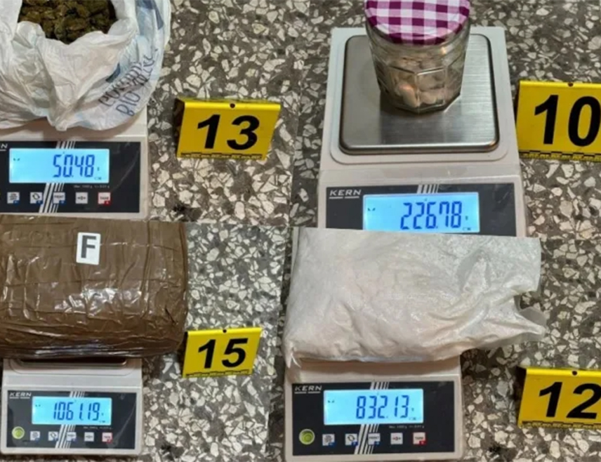 ЗЕНИЦА, 26. ОКТОБРА /СРНА/ - Зеничка полиција ухапсила је мушкарца иницијала А. С. из овог града, након што је пронашла скоро 12 килограма дроге у стану које користи овај четрдесетосмогодишњак, саопштено је из МУП-а Зеничко-добојског кантона.