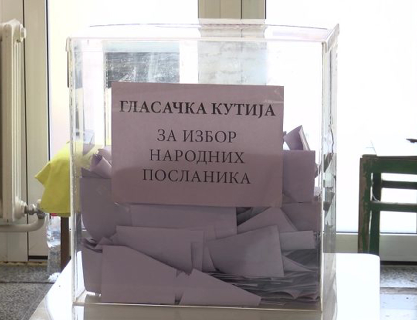 БЕОГРАД, 26. ОКТОБРА /СРНА/ - "Студенстка листа - Студенти побеђују" освојила је 141 мандат са 53 одсто гласова, а листа "Александар Вучић - Уједињена Србија" 38,8 одсто и 103 мандата, подаци су финалне пројекције ИПСОС-а и ЦЕСИД-а са 100 одсто обрађених узорака бирачких мјеста.