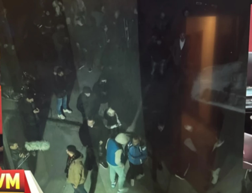 БЕОГРАД, 26. ОКТОБРА /СРНА/ - У редакцију "Информера" упале су присталице студената, а главни и одговорни уредник Драган Ј. Вучићевић позвао је полицију и надлежне да реагују.