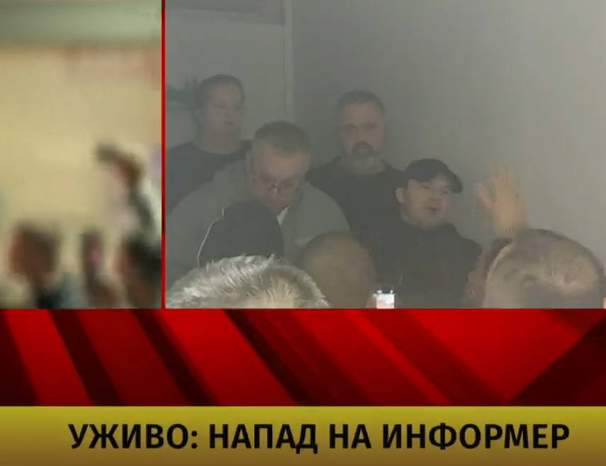 БЕОГРАД, 26. ОКТОБРА /СРНА/ - Присталице студената у блокади, које су упале у зграду "Информера", тренутно држе као таоце уредника ове медијске куће Драгана Ј. Вучећевића и раднике, а пред зграду је стигла полиција.