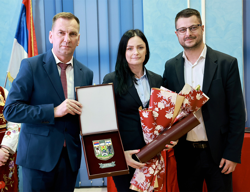 УГЉЕВИК, 26. ОКТОБРА /СРНА/ - На свечаној сједници Скупштине општине Угљевик највеће општинско признање Повеља додијељено је Јелени Пајић Баштинац за значајан допринос развоју ове локалне заједнице, подршку реализацији бројних пројеката и повезивање Угљевика са институцијама Српске.