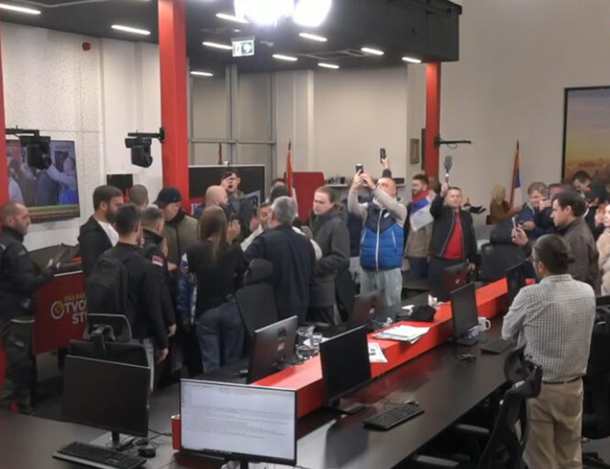 БЕОГРАД, 26. ОКТОБРА /СРНА/ - Јаке полицијске снаге са опремом за разбијање демонстрација стигле су пред зграду "Информера" гдје блокадери, као таоце држе уредника Драгана Ј. Вучићевића и раднике.