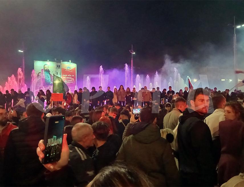 БЕОГРАД, 26. ОКТОБРА /СРНА/ - Велики број грађана пристиже на београдски Трг Славија из свих дијелова града и придружује се слављу поводом побједе Студентске листе на ванредним парламентраним изборима у Србији, јавља новинар Срне са лица мјеста.